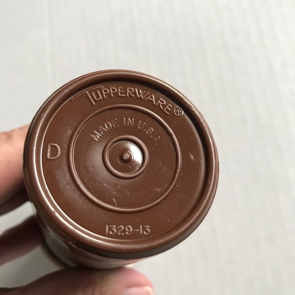 2 Tupperware Shakers - Picture 6 of 6